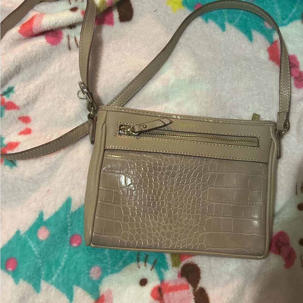 Elegant Tan Crocodile-Embossed Women's Bag